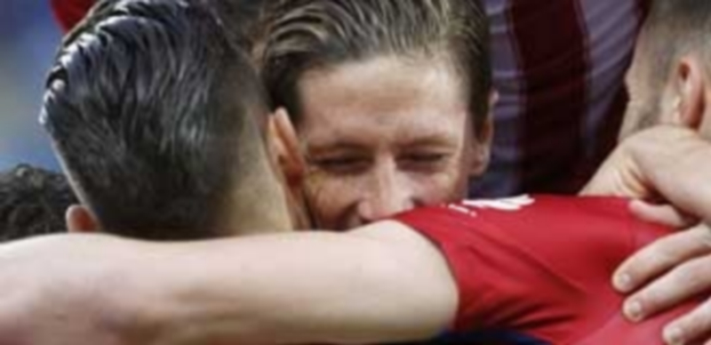 El Villarreal, obstáculo del Atlético por la Liga 1 Los jugadores del Atlético de Madrid felicitan a Fernando Torres tras marcar el gol de la victoria contra el Getafe. / EFE