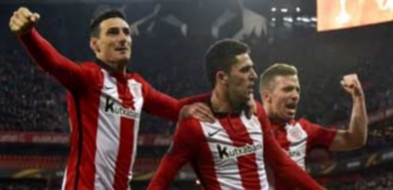 Aduriz (i) y Muniain celebran con Sabin Merino (c) el gol del pase a octavos. / EFE