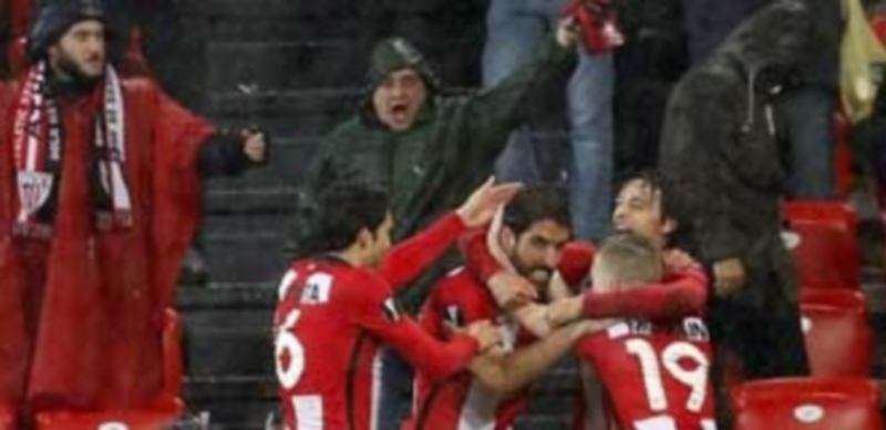 Los jugadores del Athletic felicitan bajo el agua a Raúl García por su gol. / EFE