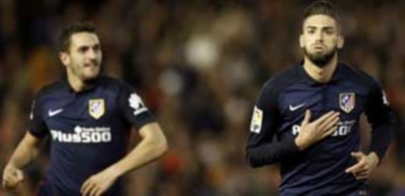 El Atlético espera proseguir la caza del líder sin pensar en la Champions 1 Carrasco (dcha.) apunta a titular tras su regreso en Mestalla