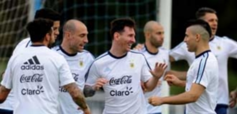 Messi (centro) bromea con Agüero durante el último entrenamiento de Argentina antes de enfrentarse a Chile. / EFE