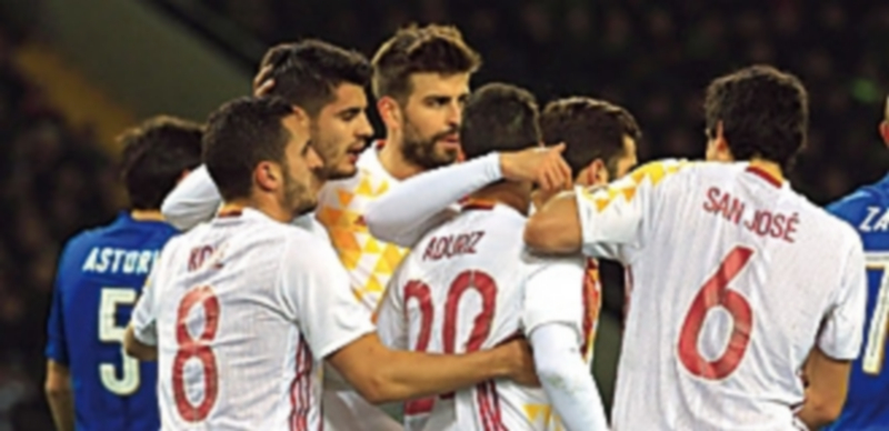 Aduriz y De Gea piden galones 1 Aritz Aduriz (en el centro) celebra con sus compañeros el gol del empate de España en el amistoso contra Italia disputado ayer en el estadio Friuli de Udine. / EFE