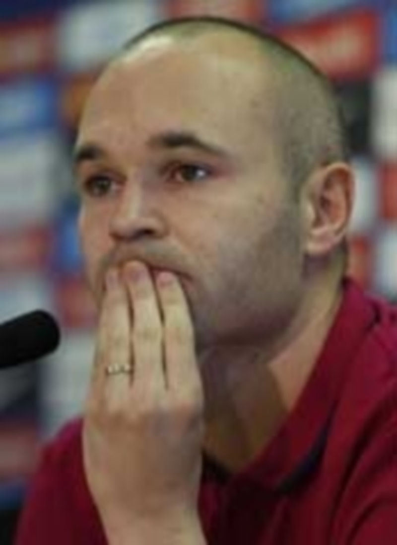Andrés Iniesta compareció en rueda de prensa tres días antes del Clásico. / EFE