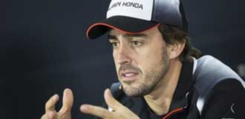 Fernando Alonso confirmó en la rueda de prensa oficial de pilotos previa al Gran Premio de Baréin que tiene fractura de una costilla que le impide competir. / EFE