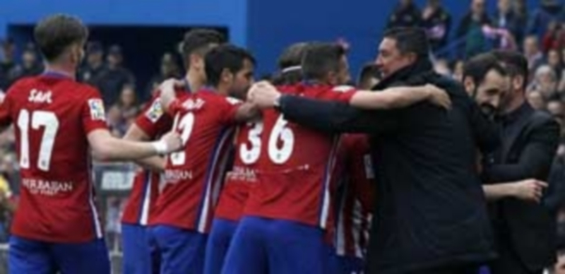 El Atlético golea y sigue creyendo 1 Los jugadores colchoneros se acercaron al banquillo para celebrar con el cuerpo técnico el gol de Juanfran. / EFE