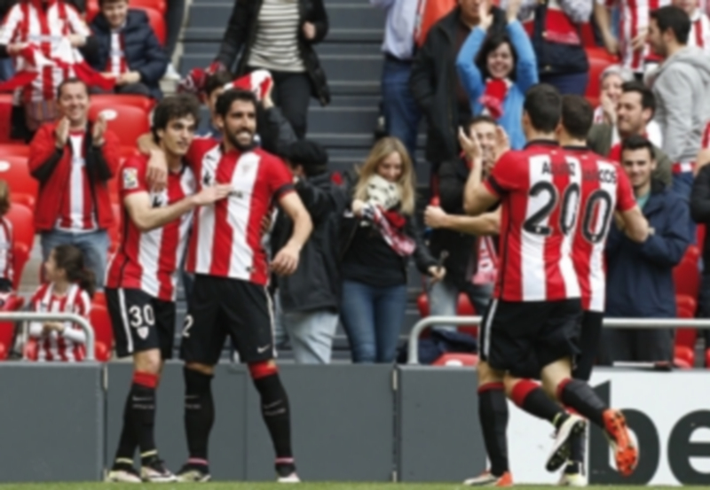 Aduriz e Iñaki Williams serán la punta de ataque de los leones para su partido contra el Sevilla. / EFE