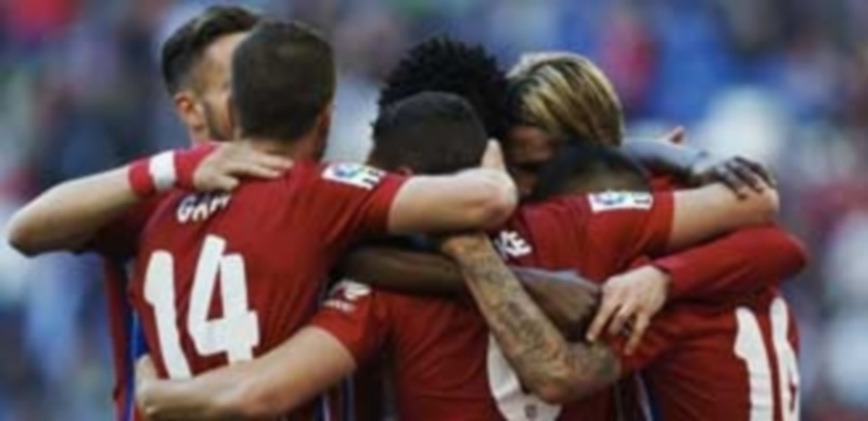 Los jugadores del Atlético celebran con Koke el tercer gol rojiblanco