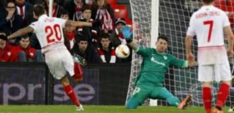 Vitolo trata de marcar en la portería defendida por Iago Herrerín durante el partido de ida celebrado en San Mamés. / EFE