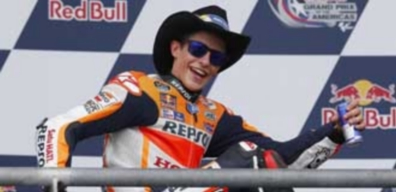 Marc Márquez celebra en el podio su victoria en el pasado Gran Premio de Las Américas por delante de Lorenzo. / E.P.