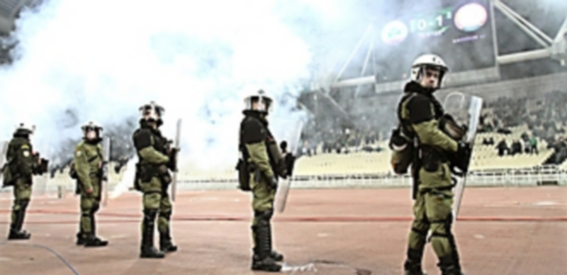 Los antidisturbios tuvieron que intervenir el domingo en el Panathinaikos-Olympiacos para evitar daños mayores. / EFE