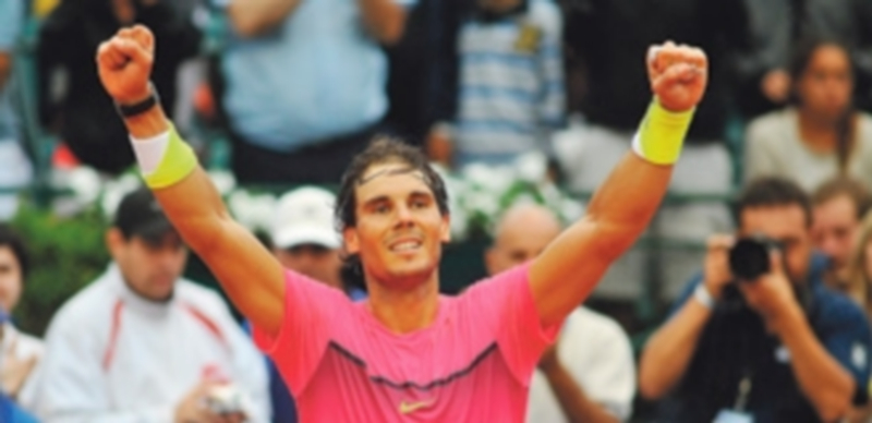 Rafa Nadal celebra la victoria en el ATP de Buenos Aires tras superar al argentino Juan Monaco y alzarse con su primer trofeo desde el último Roland Garros. / EFE