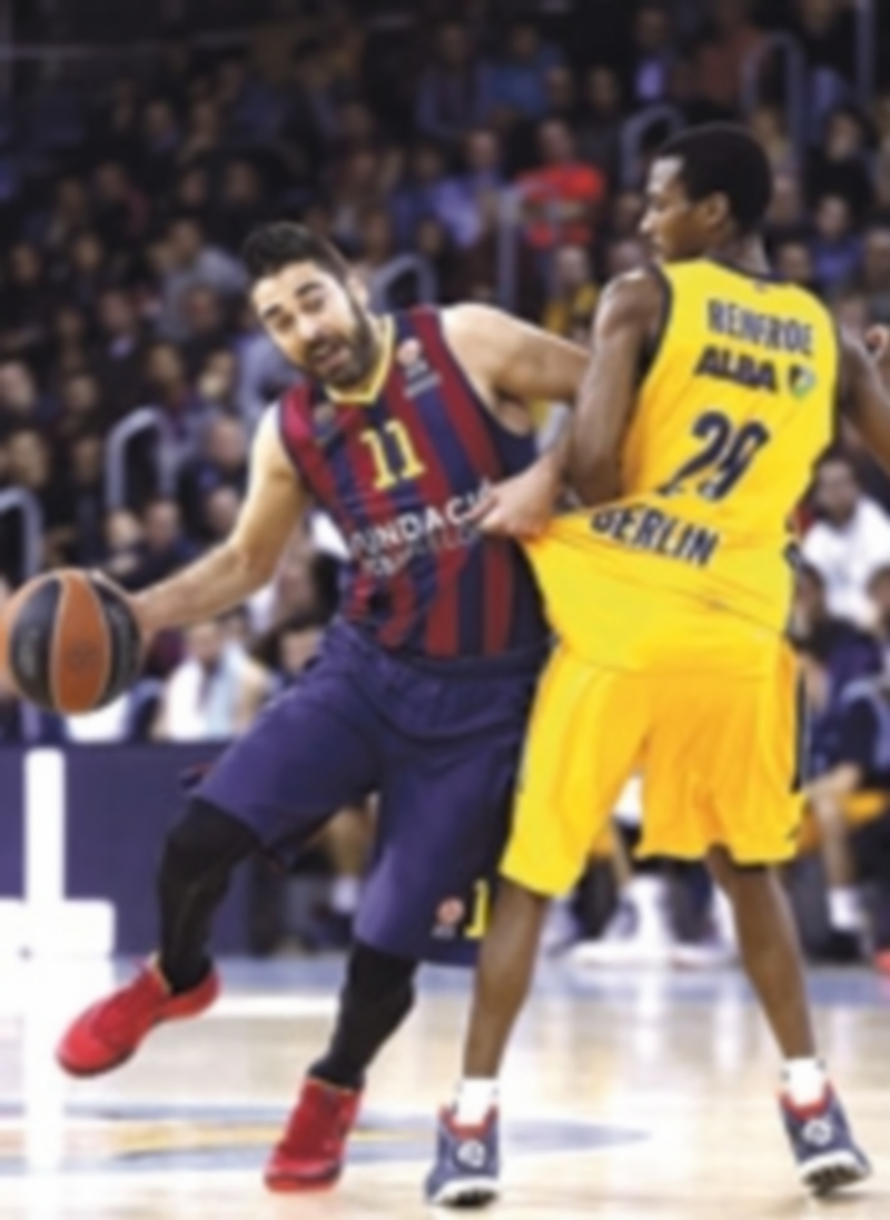 Navarro (i) intenta superar a Renfroe durante el último partido de Euroliga. / EFE