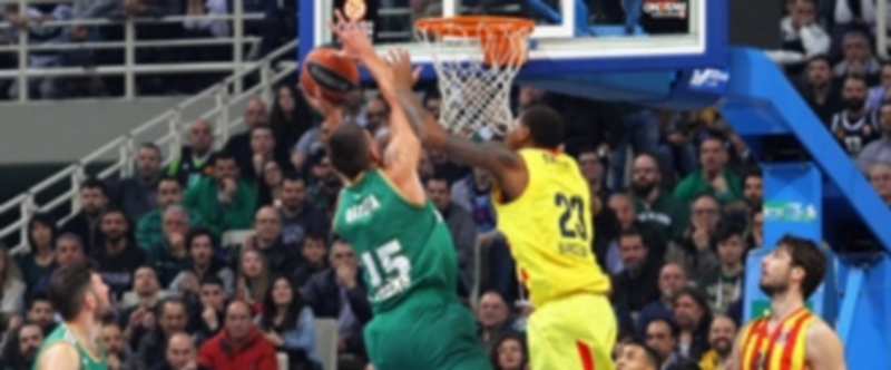 Esteban Batista (i) intenta anotar para los griegos ante la defensa del barcelonista Deshaun Thomas. / EFE