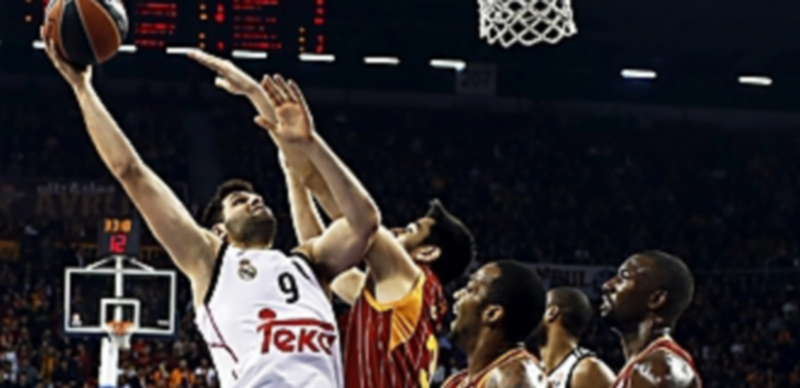 El pivot del Real Madrid Felipe Reyes (i) intenta encestar ante Ege Arar (2i)