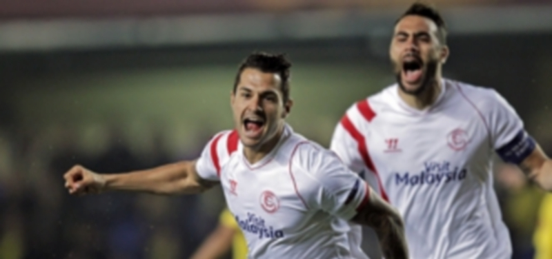 Vitolo (izq) marcó el primer gol del partido a los 13 segundos del pitido inicial tras una jugada de estrategia del Sevilla. / Efe