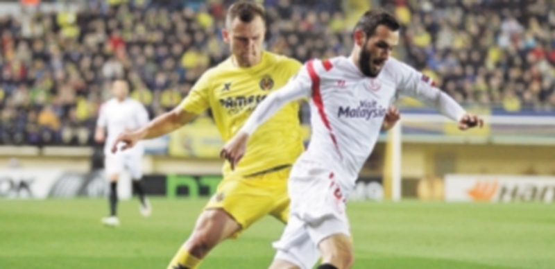 El centrocampista del Sevilla FC Aleix Vidal (i) intenta escaparse deDenis Cheryshev