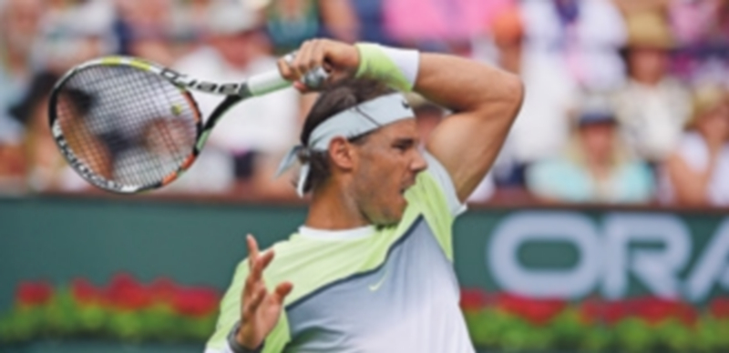 Rafa Nadal devuelve una bola al francés Gilles Simon durante el partido que clasificó al español a cuartos de final. / EFE