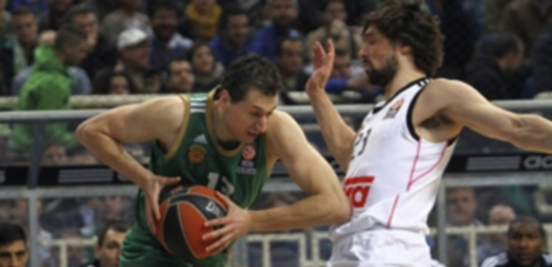 Sergio Llull (der) intenta impedir el avance de Dimitris Diamantidis durante el Panathinaikos-Real Madrid del viernes. / EFE