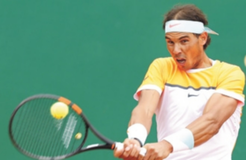 Nadal devuelve una bola durante el partido que le enfrentó al francés Pouille. / EFE