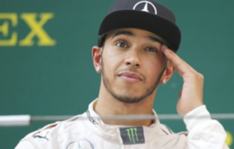 Lewis Hamilton en el podio tras ganar el pasado Gran Premio de China. / EFE