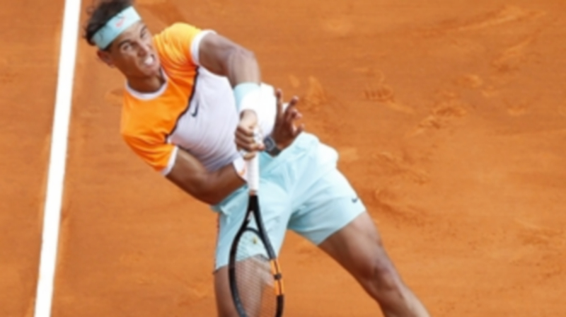 Nadal devuelve una pelota a Djokovic durante la semifinal de Montecarlo. / EFE