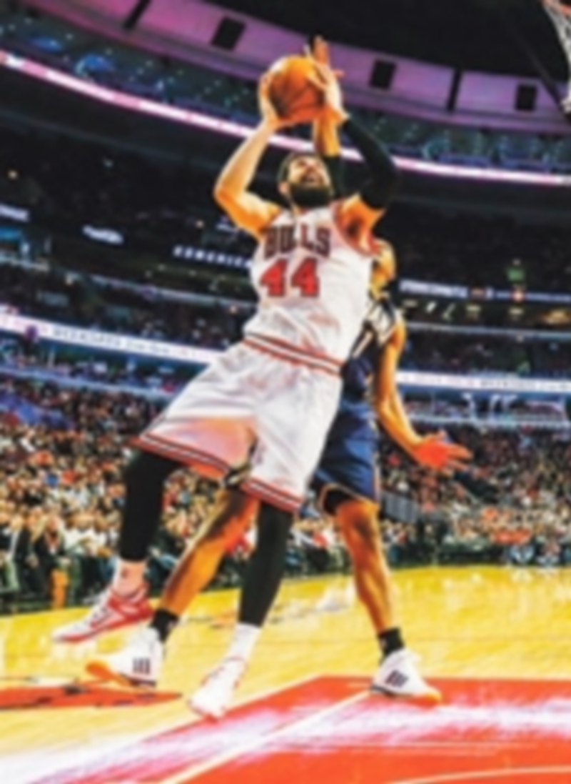 Nikola Mirotic (con el balón) busca la canasta ante la defensa de David West. / EFE