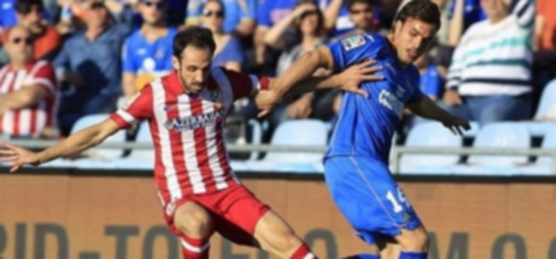 Juanfran y Pedro León disputan un balón en el último encuentro liguero. / EFE