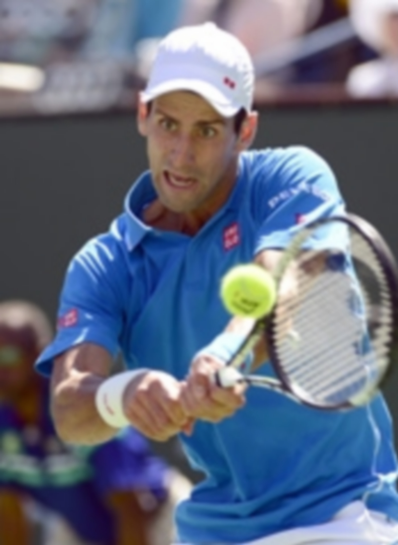 Djokovic devuelve una bola durante el partido de ayer ante Murray. / EFE