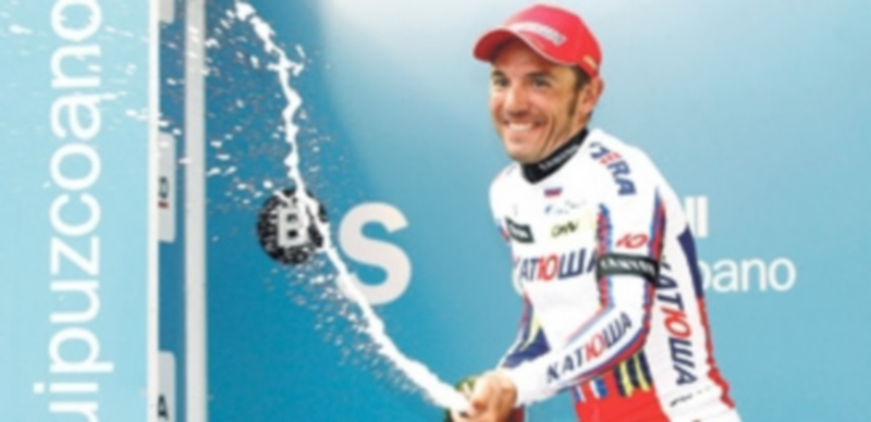 El ciclista catalán celebra en el podio eibarrés el triunfo conseguido. / EFE