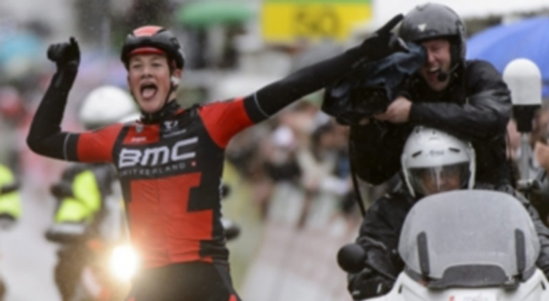 El suizo celebra su llegada a la meta en la cuarta etapa bajo la intensa lluvia. / EFE