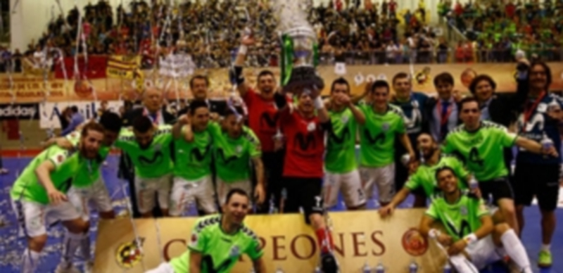 La plantilla del Inter Movistar celebra el título logrado tras derrotar en la final de la Copa del Rey al Marfil Santa Coloma. / LNFS