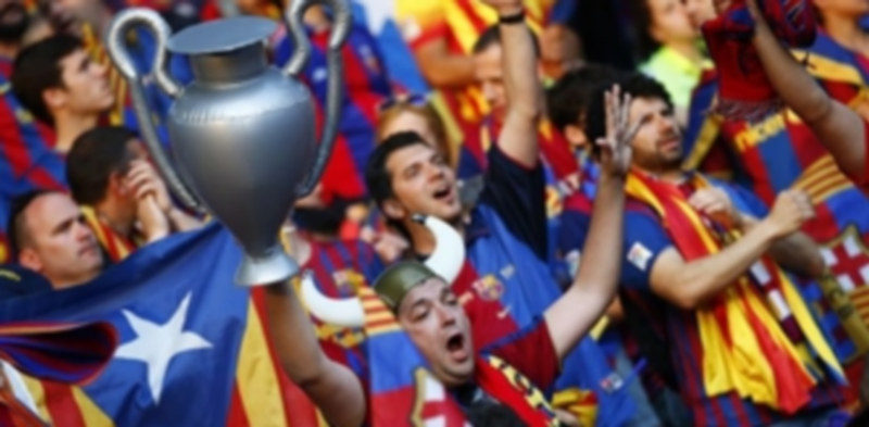 Un grupo de aficionados del FC Barcelona con consignas independentistas. / E.P.