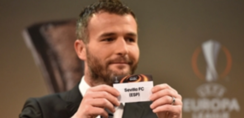 El exfutbolista suizo Alex Frei muestra la tarjeta del Sevilla durante el sorteo / E. P.