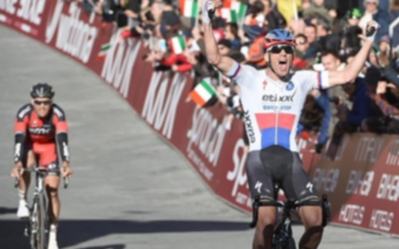 Zdenek Stybar celebra su victoria en Siena con Greg Van Avermaet al fondo. / EFE