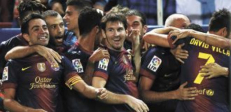 Los jugadores del Barcelona celebran el gol de David Villa