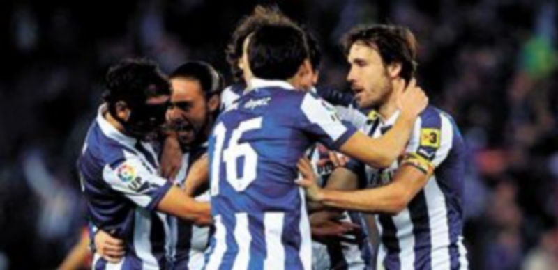 Los jugadores del bloque ‘perico’ festejan la victoria. / Reuters