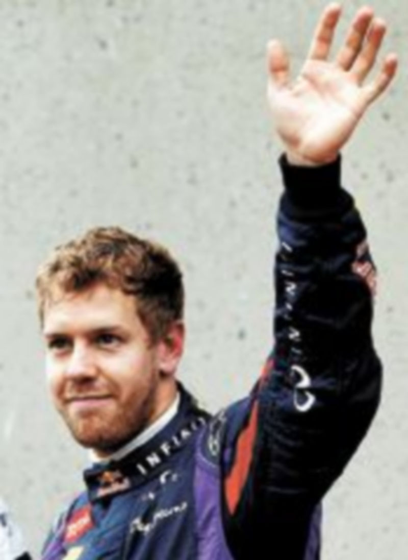 El alemán saluda al público nada más bajarse del monoplaza. / Reuters