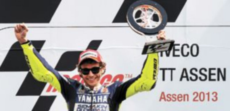 El piloto de Yamaha festeja su triunfo en Assen