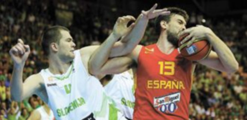 Marc Gasol acabó muy desgastado de su gran esfuerzo en la primera mitad y la selección acabó pagando su bajón de juego en los minutos finales. / Efe