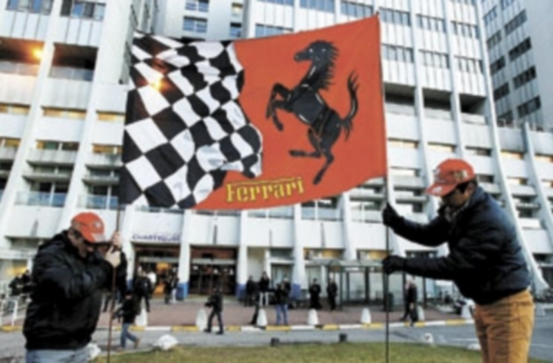 Varios aficionados de Ferrari han colocado banderas de ‘Schumi’ y de la escudería italiana a las puertas del hospital en el que permanece el ‘Káiser’. / Reuters