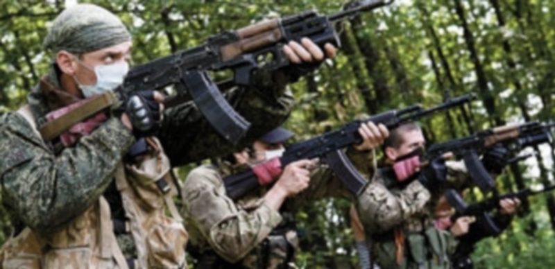 Milicianos de Donetsk están recibiendo reclutamiento para combatir a las tropas gubernamentales. / Reuters