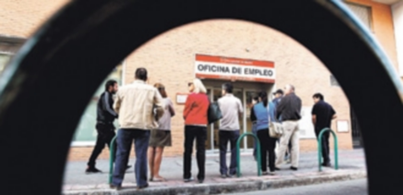 Un grupo de parados de distintas edades guarda turno para acceder a una oficina madrileña de empleo/ Jaime Lizón (EFE)