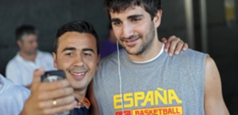 Ricky Rubio junto a un aficionado de la selección española. / Efe