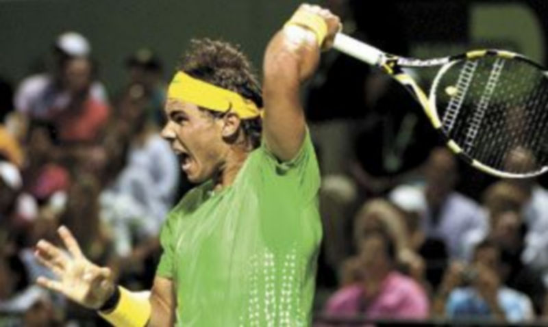 Rafa Nadal devuelve una bola en su encuentro frente a Roger Federer. / Efe.