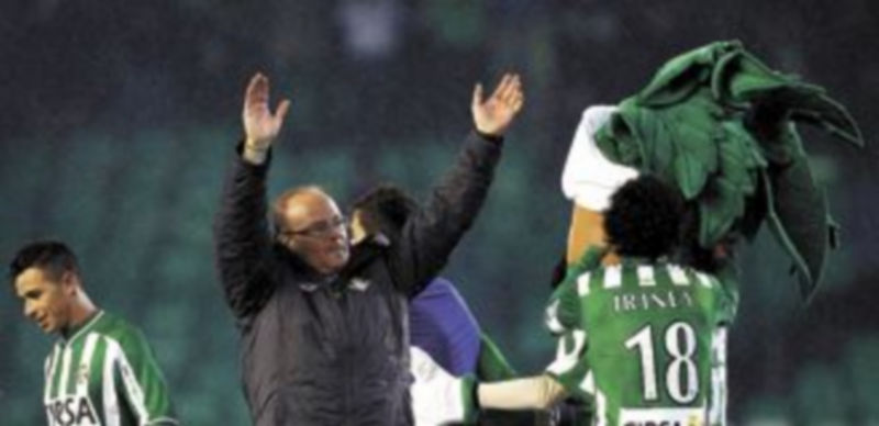 Pepe Mel celebra la victoria de sus hombres sobre el terreno de juego del Benito Villamarín. / Reuters.