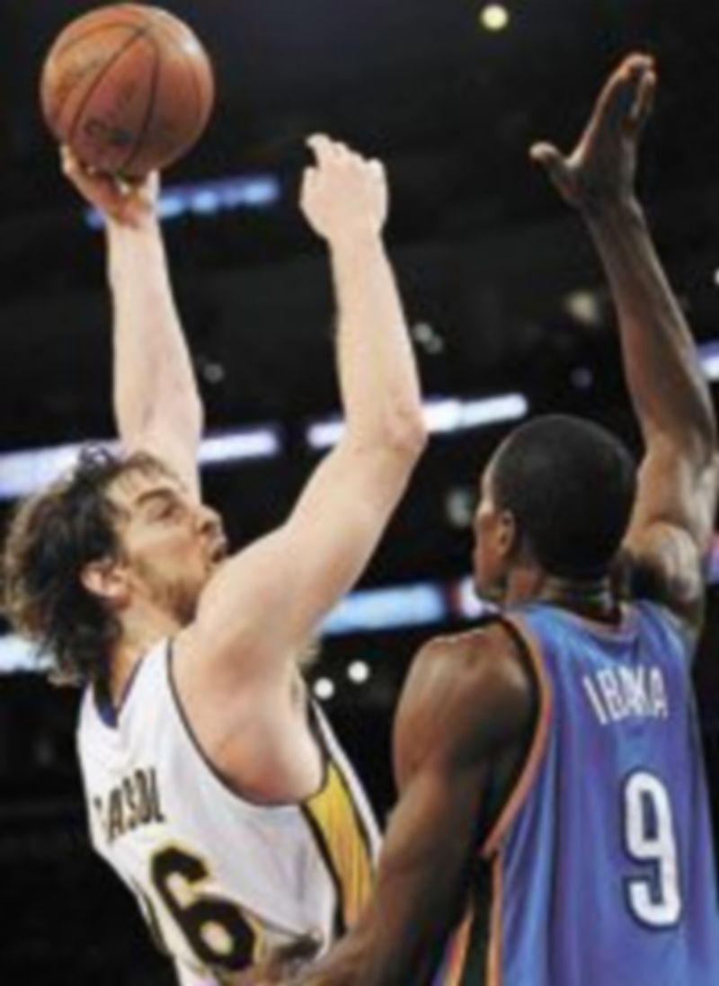 Pau Gasol trata de encestar ante Serge Ibaka. / Efe