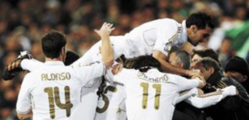 Los blancos celebran una de las dianas de Cristiano ante el Levante con una piña con el cuerpo técnico