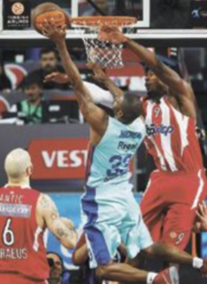 Mickeal intenta anotar ante la oposición de Dorsey. / Reuters.