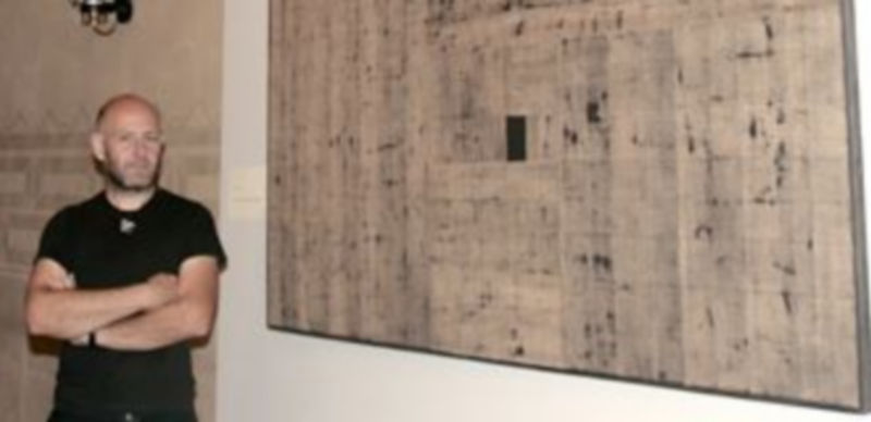 José Ramón Sánchez Herrera junto a la obra arquitectónica que expone en el programa ‘Una’ de la Diputación Provincial de Segovia. / Lara Mazagatos