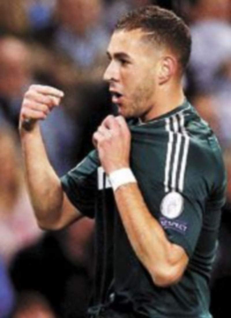 Benzema recibió el premio al jugador francés del año. / Reuters